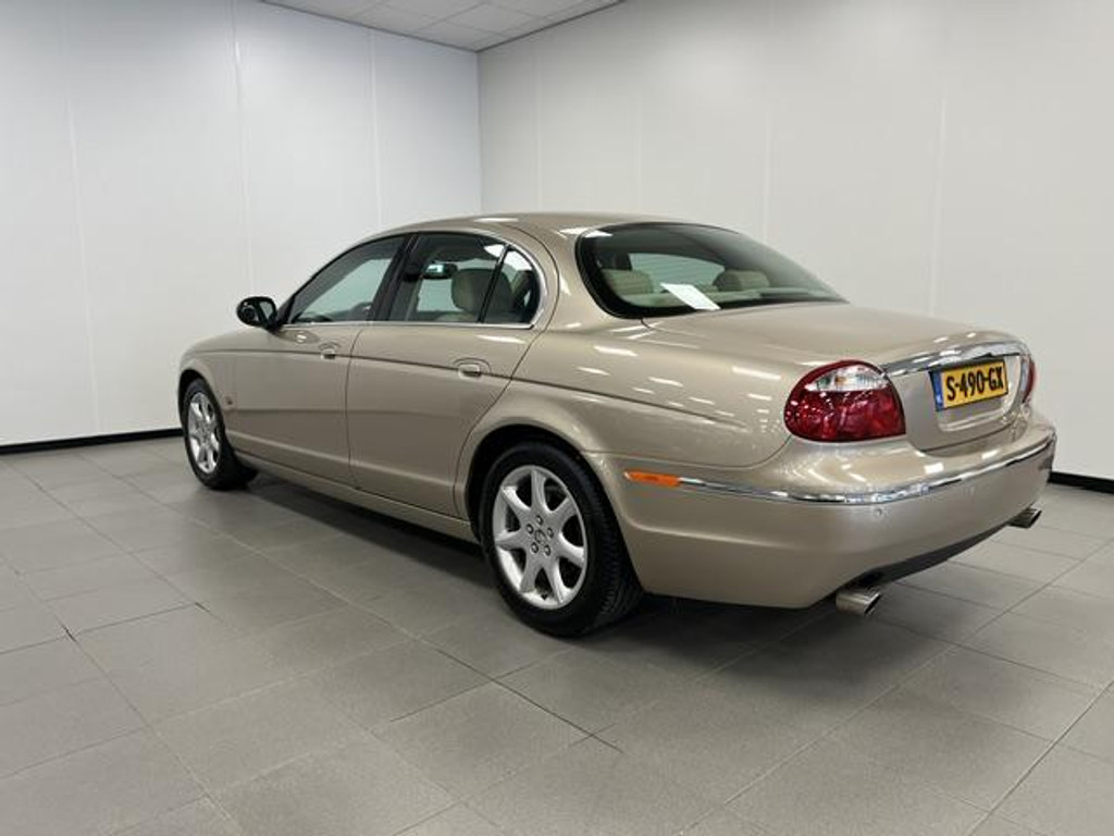 56810795-2.jpg