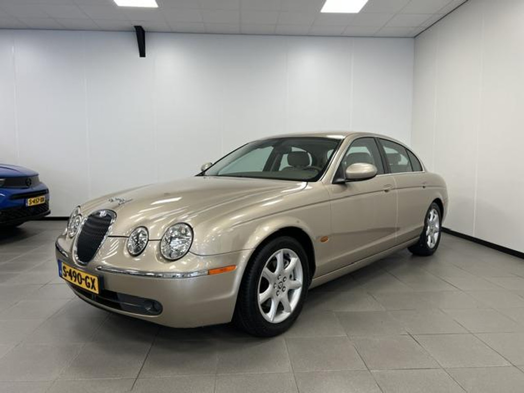 56810795-4.jpg