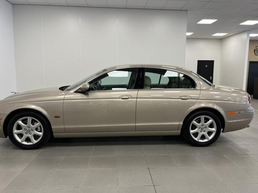56810795-6.jpg