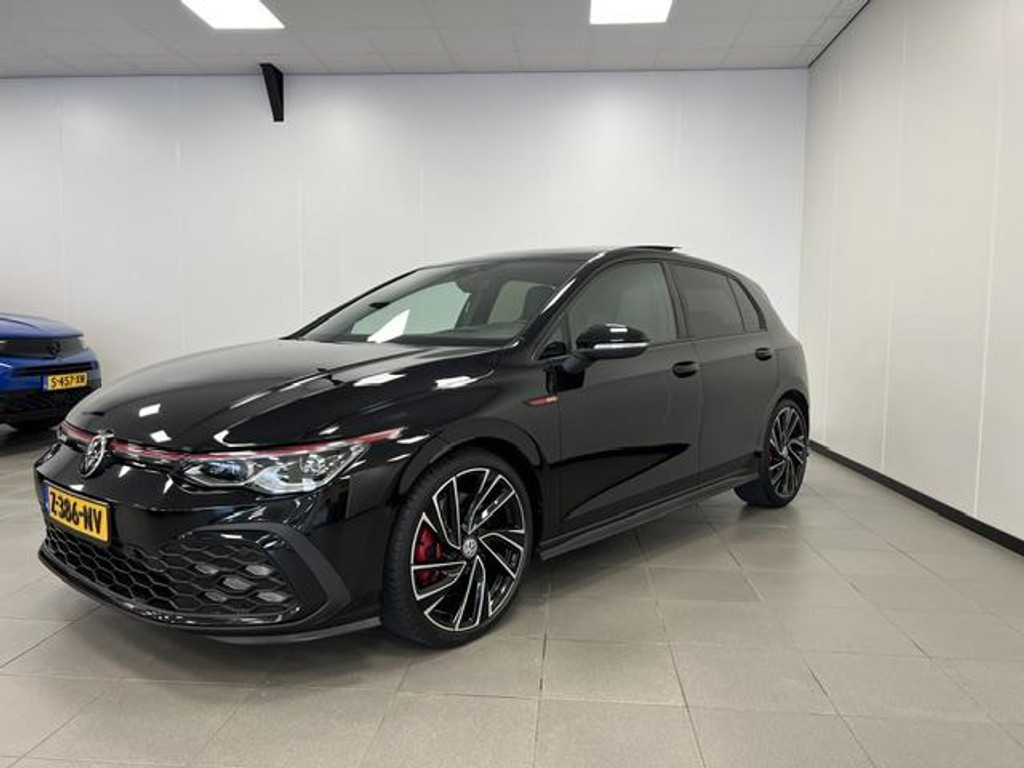 56811860-3.jpg