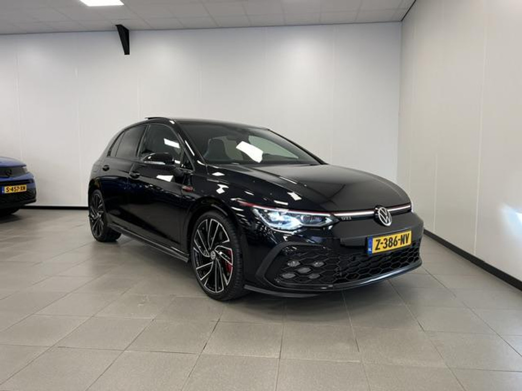 56811860-39.jpg